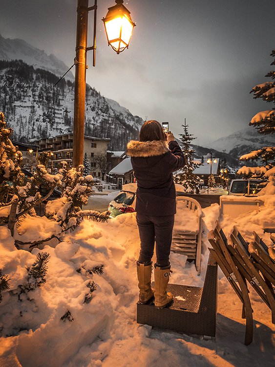 photo of an instagrammer taking a photo